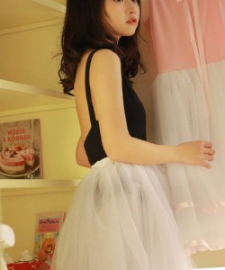 艺校美女大学生吊带裸背美女图片